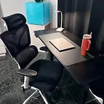 Miami Peaceful King Bed With 65 Inch Smart Tv, Netflix, Airplay, Ergonomic Desk And 500 Mbps Wifi Near Fiu, Dolphin Mall, Airport