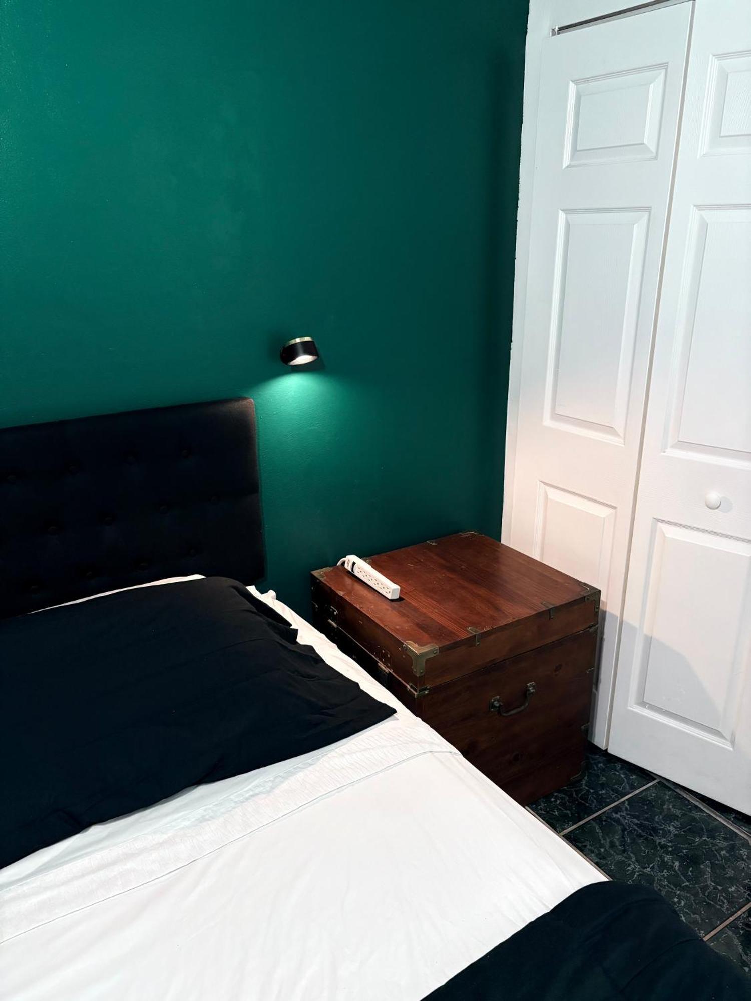 Hospedagem domiciliar Miami Peaceful King Bed With 65 Inch Smart Tv, Netflix, Airplay, Ergonomic Desk And 500 Mbps Wifi Near Fiu, Dolphin Mall, Airport *