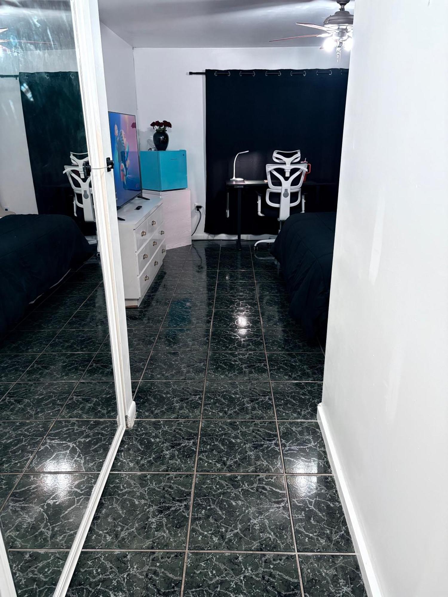 Miami Peaceful King Bed With 65 Inch Smart Tv, Netflix, Airplay, Ergonomic Desk And 500 Mbps Wifi Near Fiu, Dolphin Mall, Airport Hospedagem domiciliar Miami