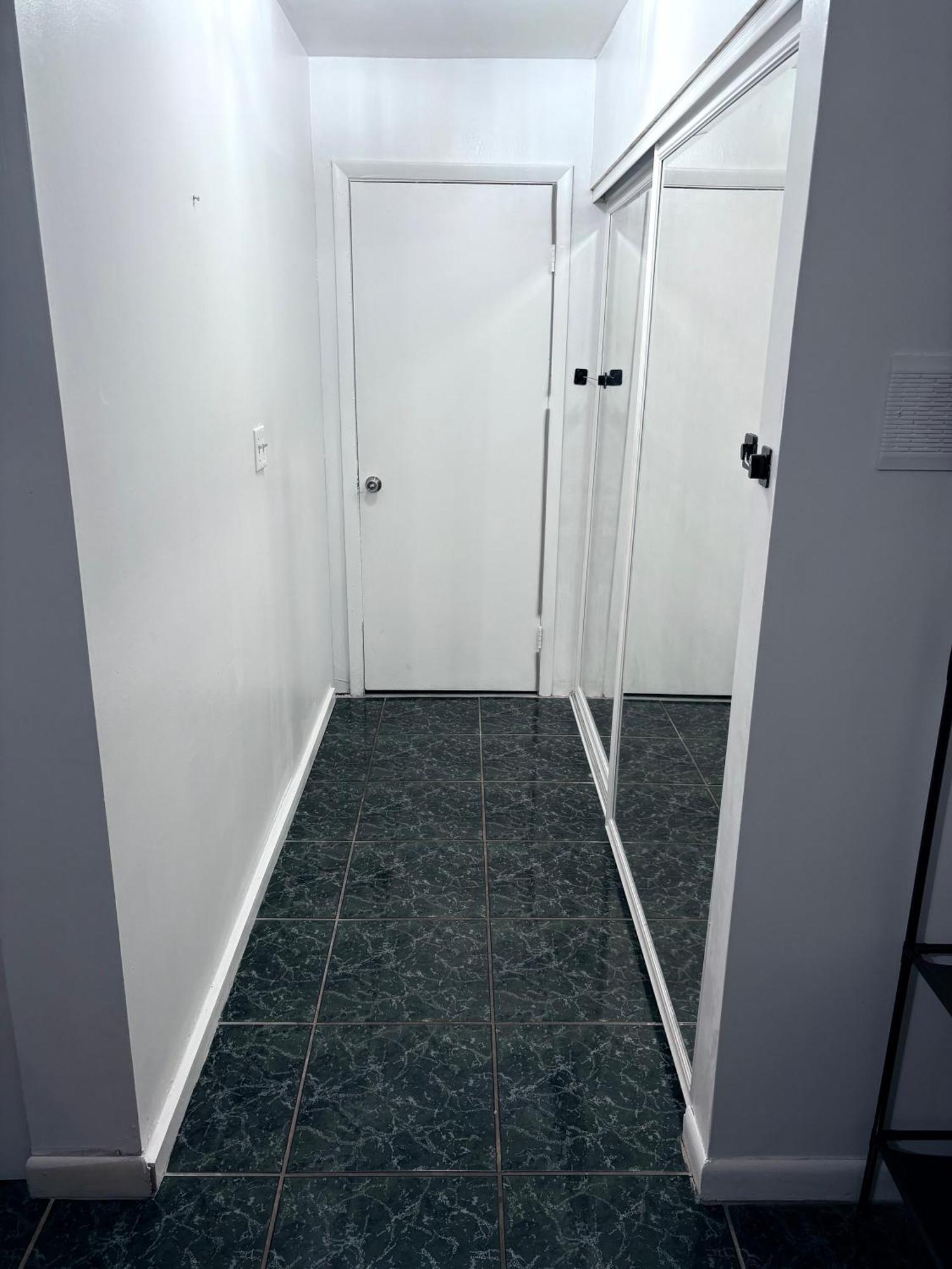 Miami Peaceful King Bed With 65 Inch Smart Tv, Netflix, Airplay, Ergonomic Desk And 500 Mbps Wifi Near Fiu, Dolphin Mall, Airport
