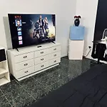 Miami Peaceful King Bed With 65 Inch Smart Tv, Netflix, Airplay, Ergonomic Desk And 500 Mbps Wifi Near Fiu, Dolphin Mall, Airport